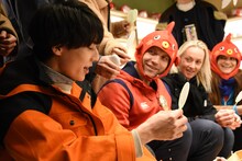 外国人観光客と交流するユースケ。