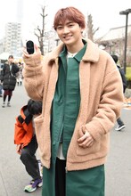 ポケトーク係のユーキと、気を遣ってユーキの背後に隠れるユースケ（奥）。