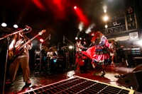 コレサワのライブの様子。（撮影：小坂茂雄）