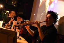 サックスを吹くレイザーラモンRG。