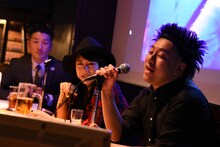 映像を観ながら歌うレイザーラモンRG。