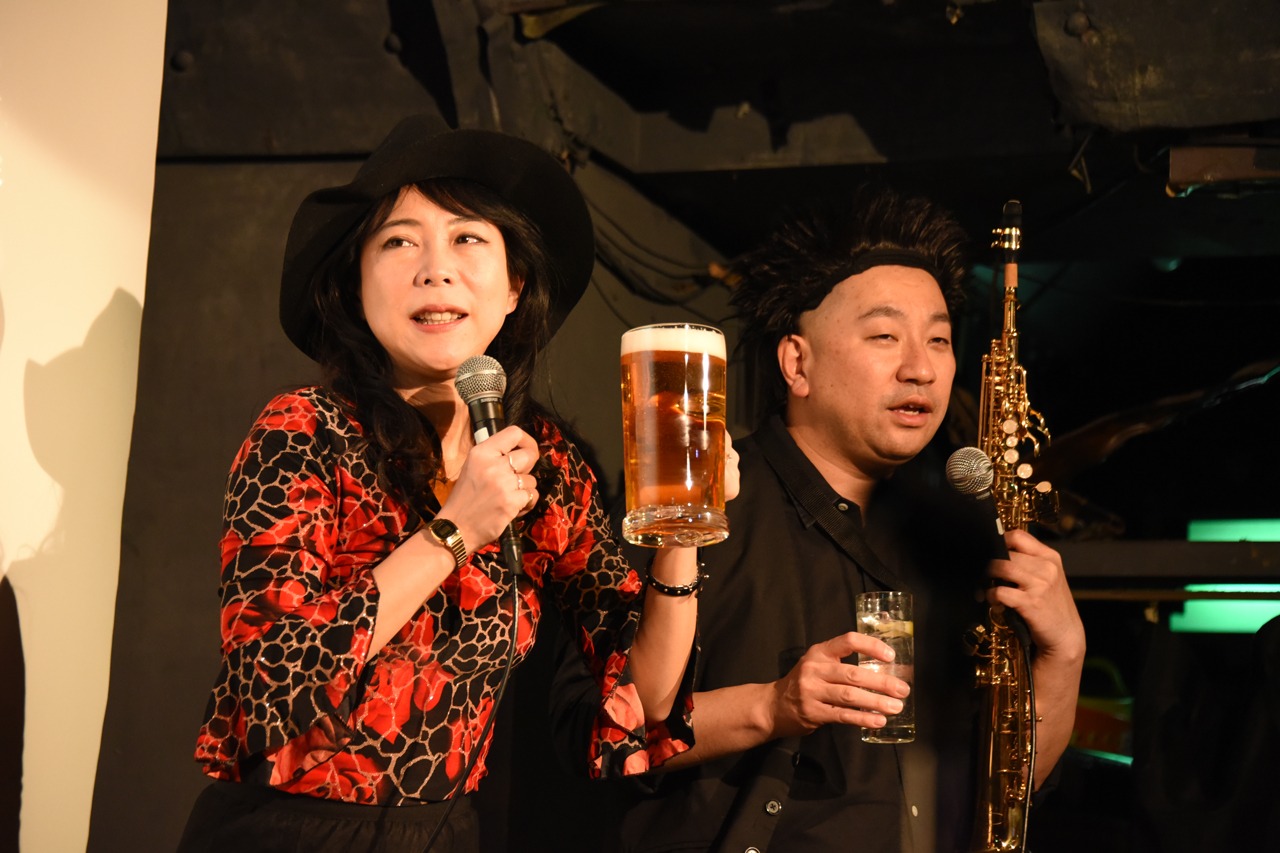左から椿鬼奴、レイザーラモンRG。