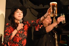 乾杯する椿鬼奴とレイザーラモンRG。