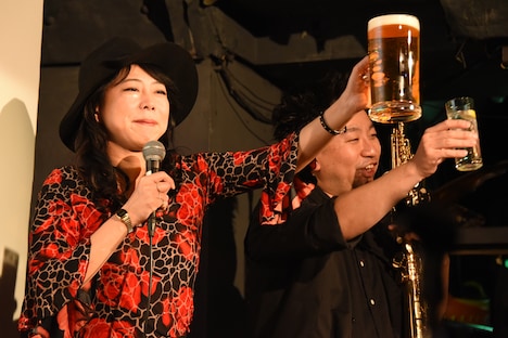 乾杯する(左から)椿鬼奴、レイザーラモンRG。