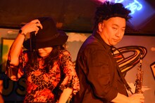 ライブ中の椿鬼奴、レイザーラモンRG。