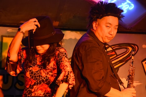 ライブ中の椿鬼奴、レイザーラモンRG。