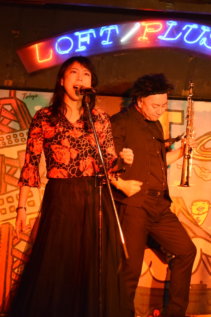 ライブ中の（左から）椿鬼奴、レイザーラモンRG。