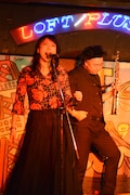 ライブ中の(左から)椿鬼奴、レイザーラモンRG。