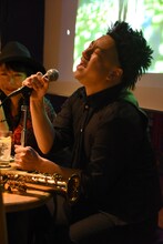 熱唱するレイザーラモンRG。