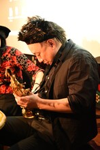 シャツにサックスの部品が引っかかってしまったレイザーラモンRG。