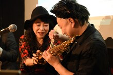 シャツに引っかかったサックスの部品を取ろうとするレイザーラモンRGと椿鬼奴。