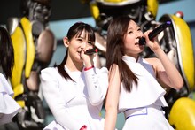 左から秋本帆華、大黒柚姫。