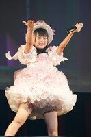 指原莉乃のソロ曲「それでも好きだよ」をカバーする齊藤なぎさ。（写真提供：SACRA MUSIC）