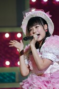 指原莉乃のソロ曲「それでも好きだよ」をカバーする齊藤なぎさ。（写真提供：SACRA MUSIC）