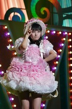 指原莉乃のソロ曲「それでも好きだよ」をカバーする齊藤なぎさ。（写真提供：SACRA MUSIC）