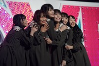 Someday Somewhere「この恋はトランジット」を披露する高松瞳、山本杏奈、諸橋沙夏、瀧脇笙古、大場花菜、音嶋莉沙。（写真提供：SACRA MUSIC）