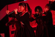 欅坂46「不協和音」を披露する=LOVE。（写真提供：SACRA MUSIC）