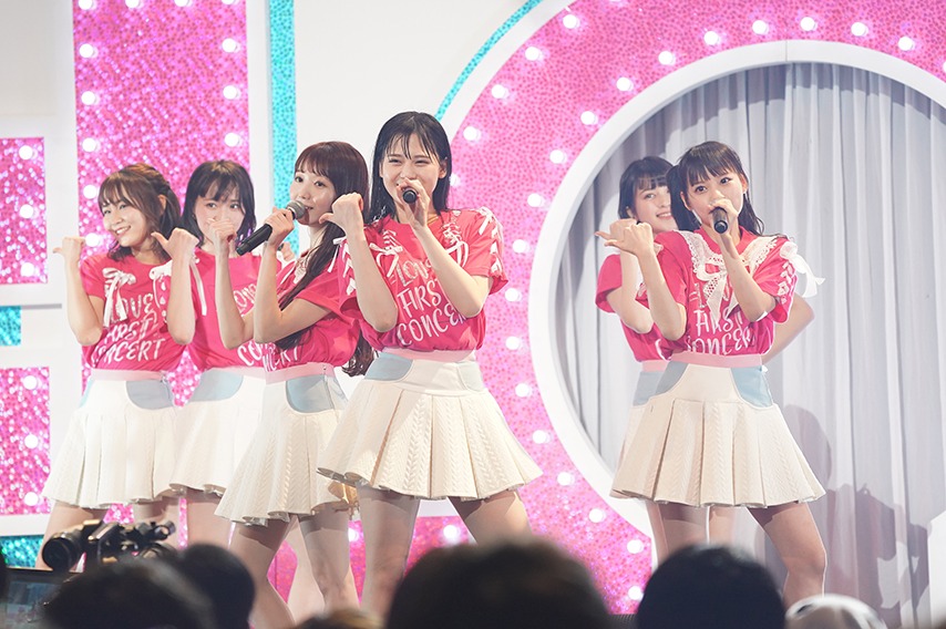 =LOVE「初めまして、＝LOVEです。」の様子。（写真提供：SACRA MUSIC）