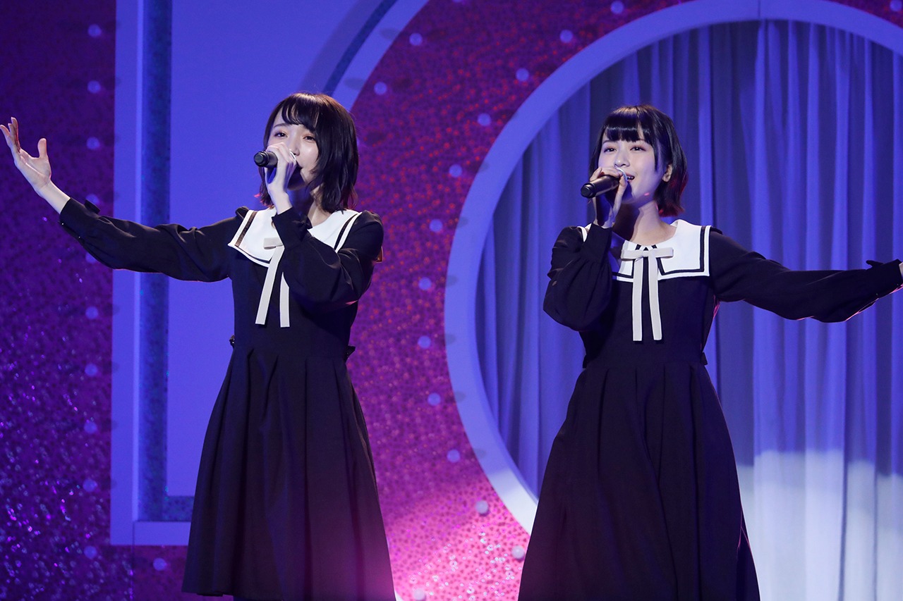 欅坂46「二人セゾン」を披露する野口衣織、佐々木舞香。（写真提供：SACRA MUSIC）