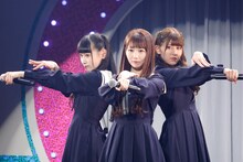 乃木坂46「気づいたら片想い」を披露する齋藤樹愛羅、大谷映美里、佐竹のん乃。（写真提供：SACRA MUSIC）