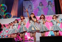 =LOVE「初めまして、＝LOVEです。」の様子。（写真提供：SACRA MUSIC）