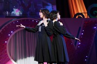 欅坂46「二人セゾン」を披露する野口衣織、佐々木舞香。（写真提供：SACRA MUSIC）
