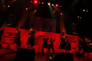 欅坂46「不協和音」を披露する=LOVE。（写真提供：SACRA MUSIC）
