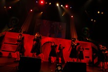 欅坂46「不協和音」を披露する=LOVE。（写真提供：SACRA MUSIC）