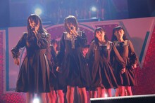 欅坂46「不協和音」を披露する=LOVE。（写真提供：SACRA MUSIC）