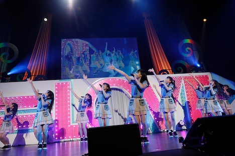 AKB48「言い訳Maybe」を披露する=LOVE。（写真提供：SACRA MUSIC）