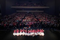 ファンと記念撮影する=LOVE。（写真提供：SACRA MUSIC）