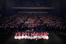 ファンと記念撮影する=LOVE。（写真提供：SACRA MUSIC）