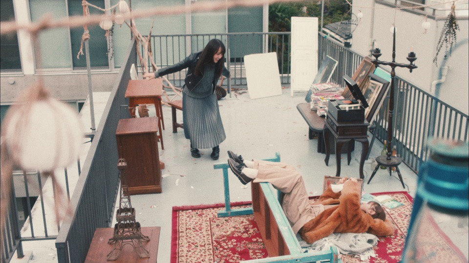 欅坂46「ヒールの高さ」ミュージックビデオのワンシーン。