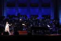 「billboard classics Salyu with小林武史 premium symphonic concert 2019 -Valentine's Special-」の様子。（撮影：フォトスタジオアライ 豊嶋良仁）