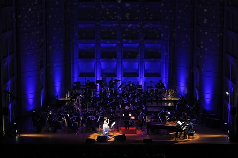 「billboard classics Salyu with小林武史 premium symphonic concert 2019 -Valentine's Special-」の様子。（撮影：フォトスタジオアライ 豊嶋良仁）