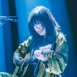 あいみょん初の武道館に1万4000人、万感の思いで歌った18曲