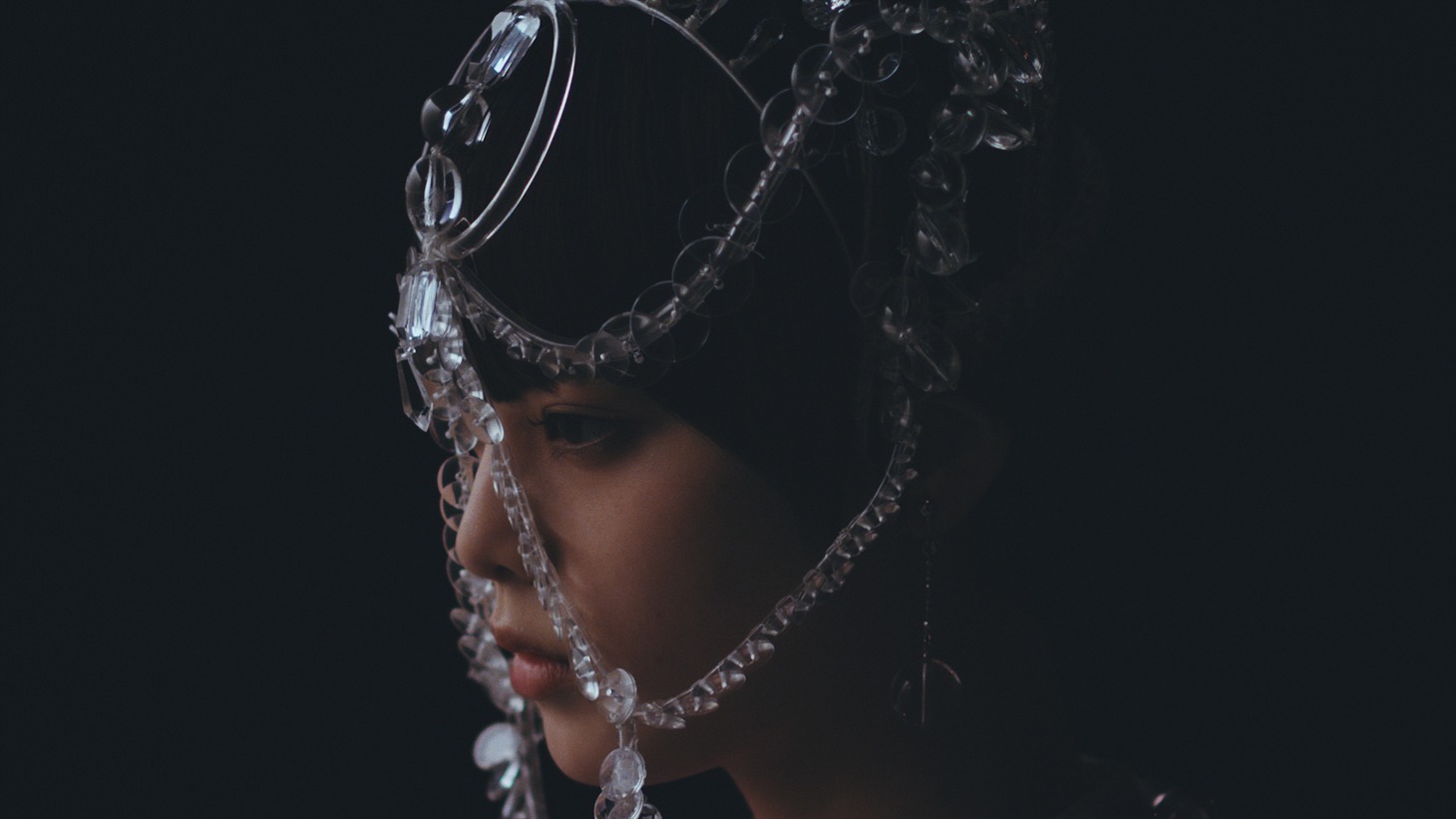 「ANREALAGE『CLEAR』CONCEPT MOVIE」のワンシーン。