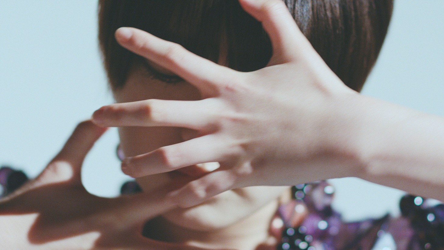 「ANREALAGE『CLEAR』CONCEPT MOVIE」のワンシーン。