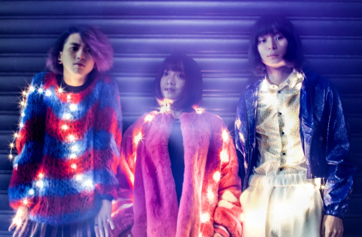 エドガー・サリヴァン。左から高木祥太（B）、佐々木萌（Vo）、坂本遥（G）。