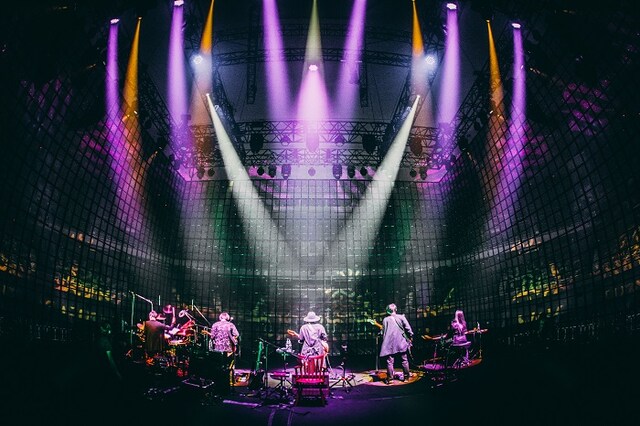 amazarashi「朗読演奏実験空間“新言語秩序”」の様子。