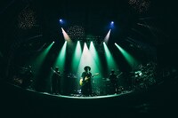 amazarashi「朗読演奏実験空間“新言語秩序”」の様子。