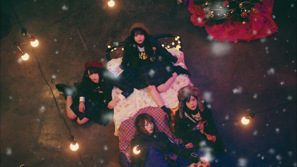 欅坂46「ごめんね クリスマス」ミュージックビデオのワンシーン。