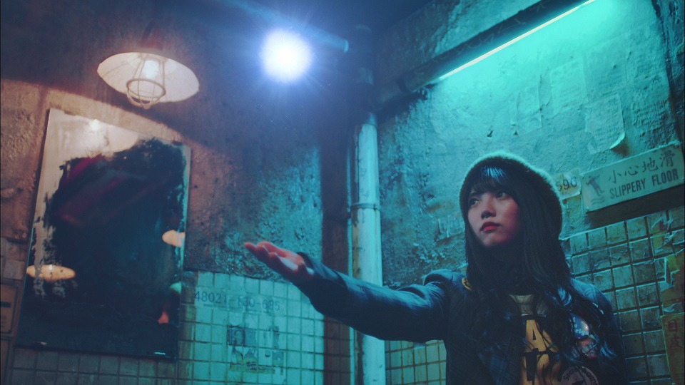 欅坂46「ごめんね クリスマス」ミュージックビデオのワンシーン。
