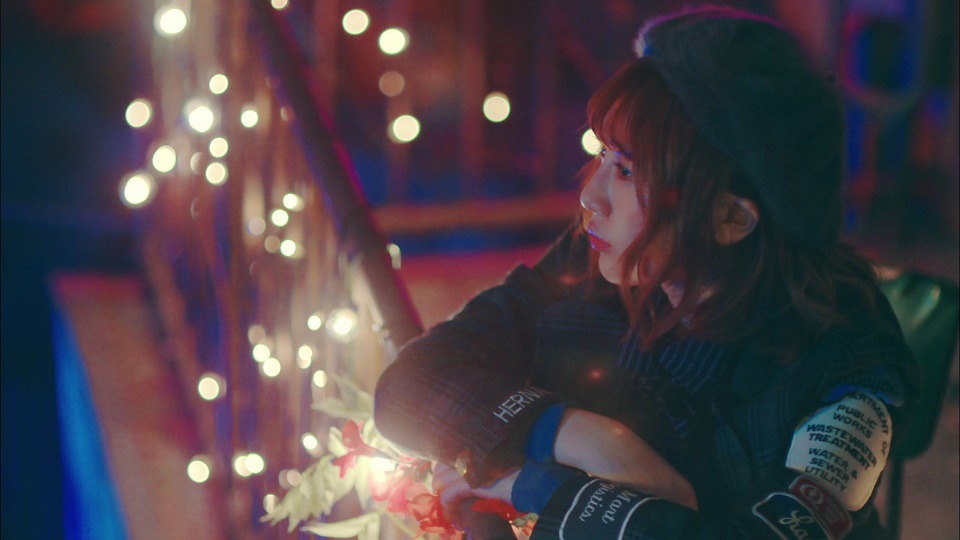 欅坂46「ごめんね クリスマス」ミュージックビデオのワンシーン。