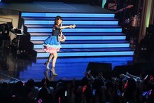 キャンディをフロアに投げ込む柏木由紀。（撮影：岡野慶）