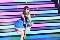 キャンディをフロアに投げ込む柏木由紀。（撮影：岡野慶）