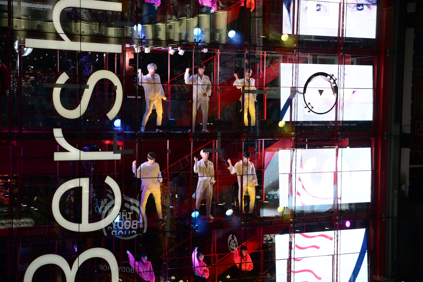 Bershka Shibuyaのショーウインドウに登場したASTRO。（撮影：五十嵐庸司）