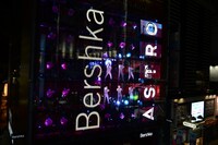 Bershka Shibuyaのショーウインドウに登場したASTRO。（撮影：五十嵐庸司）