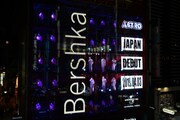 Bershka Shibuyaのショーウインドウに登場したASTRO。（撮影：五十嵐庸司）