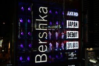 Bershka Shibuyaのショーウインドウに登場したASTRO。（撮影：五十嵐庸司）